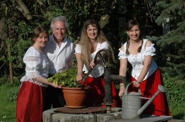 Jürgen Seitz mit seinen sympatischen Sängerinnen auf dem herrlichen Ottenweier Hof. 